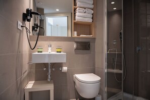 Shower, hair dryer, towels, soap - MH Apartments Urban  (Barcelona)
