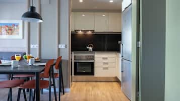 Departamento, 1 habitación | Cocina privada | Refrigerador con congelador, microondas, horno y parrilla de estufa