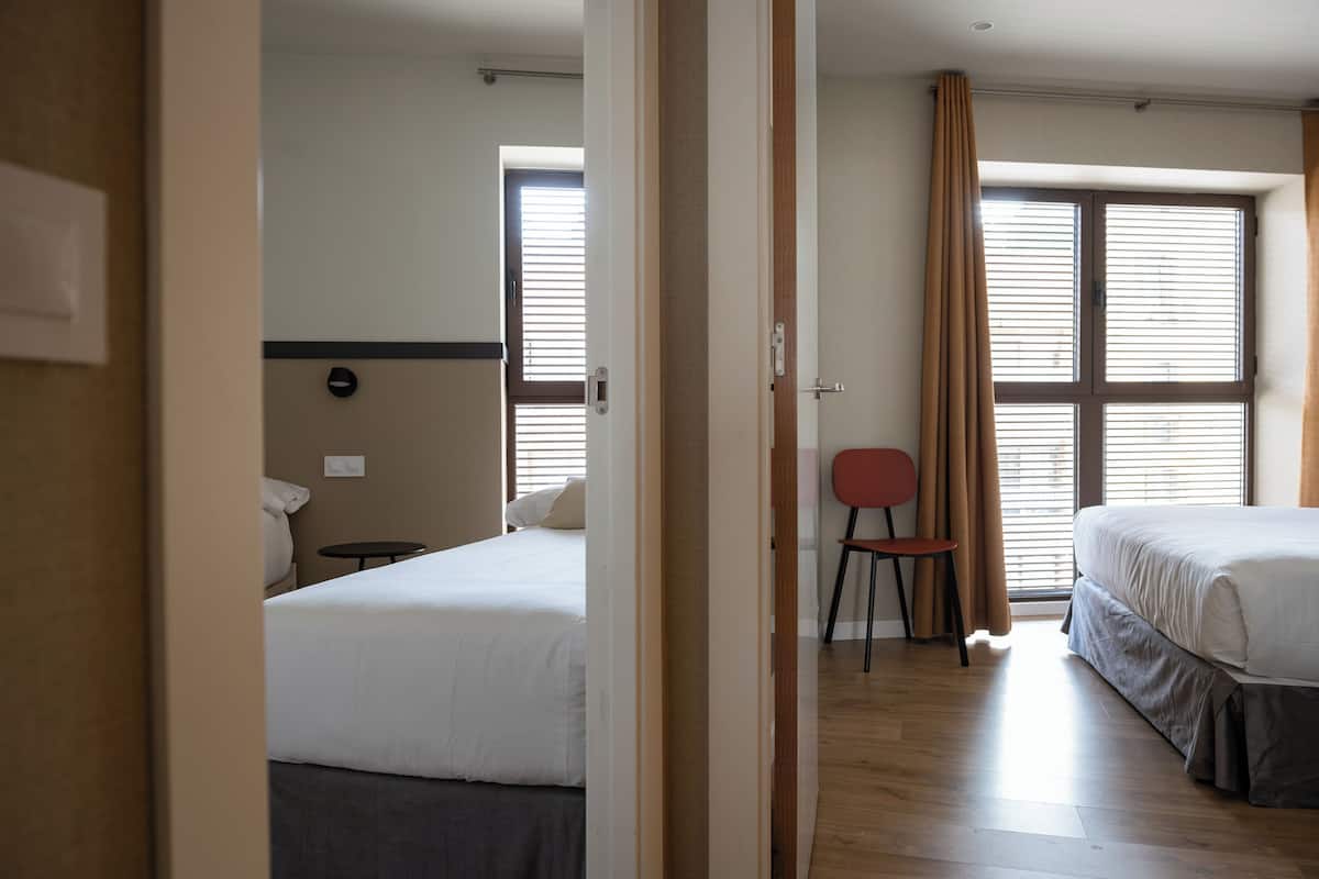2 bedrooms, down duvets, in-room safe, blackout curtains