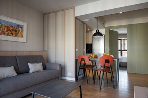 32-inch flat-screen TV with satellite channels, LED TV - MH Apartments Urban  (Barcelona)