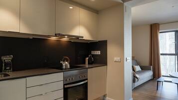 Een koelkast/vriezer, een magnetron, een oven, een kookplaat