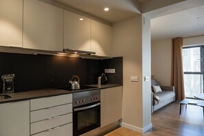 Full-size fridge, microwave, oven, stovetop - MH Apartments Urban  (Barcelona)