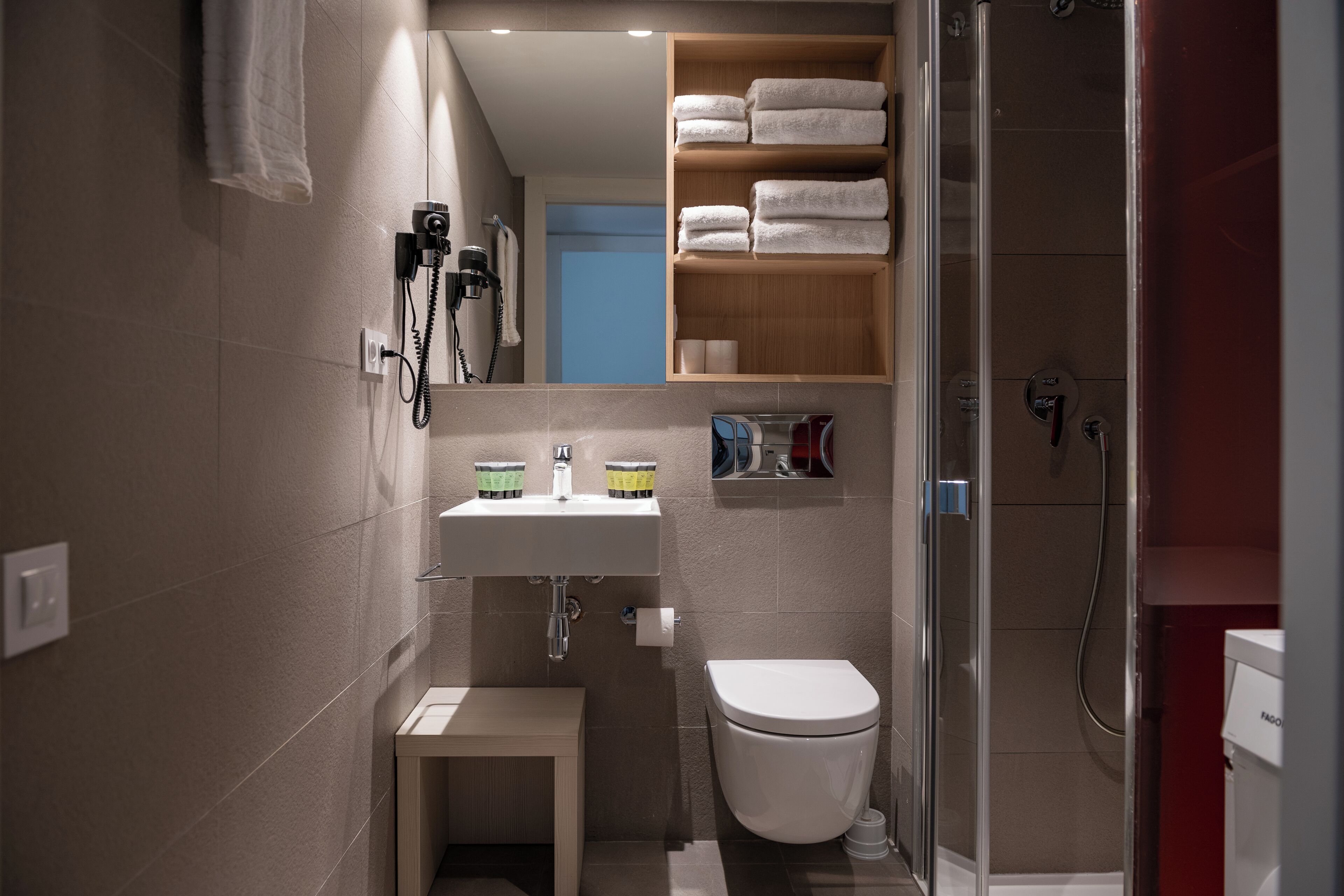 Appartement, 2 slaapkamers | Badkamer | Een douche, een haardroger, handdoeken, zeep