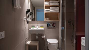 Appartement, 2 slaapkamers | Badkamer | Een douche, een haardroger, handdoeken, zeep