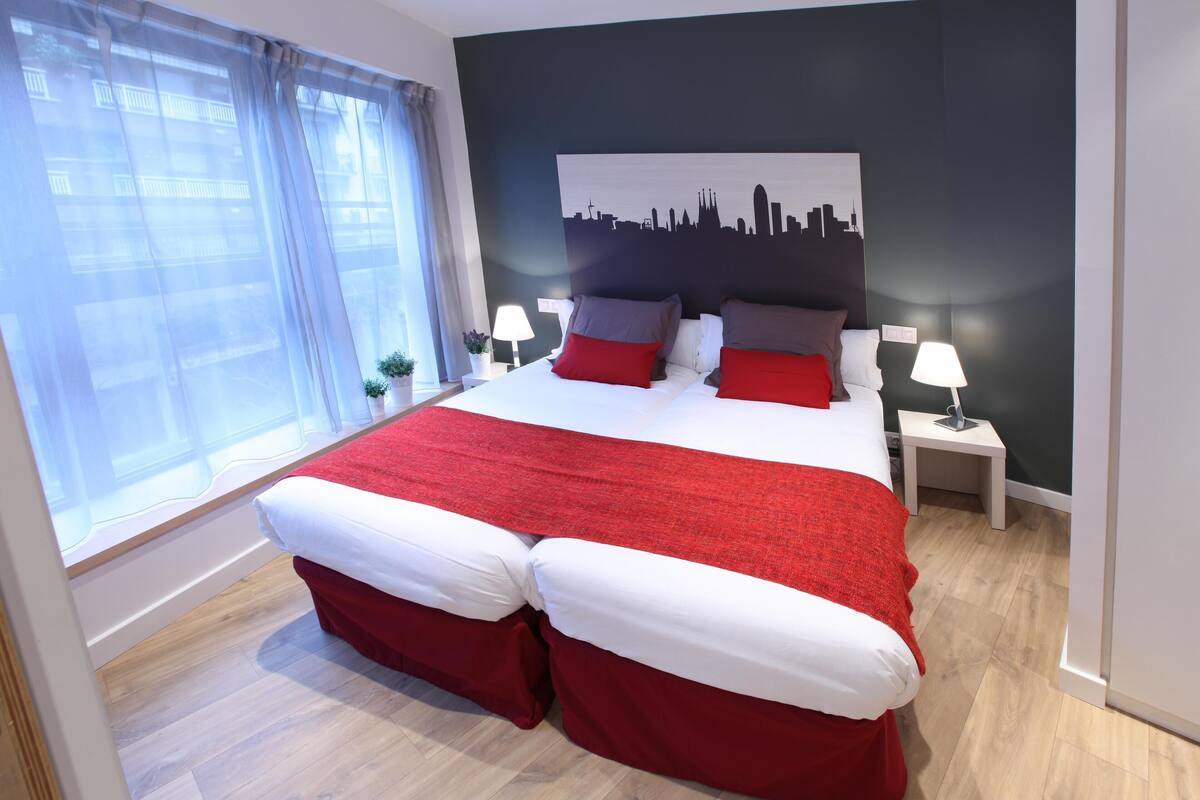 Down comforters, in-room safe, blackout drapes, soundproofing