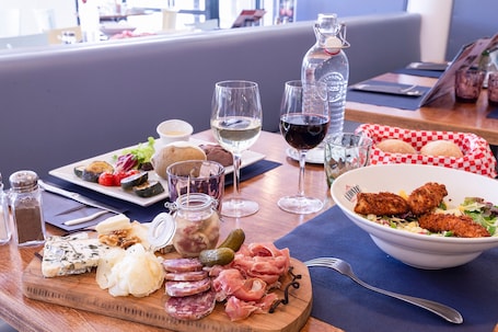 Daily buffet breakfast (EUR 8 per person). The Originals Access, Hôtel Millau Sud