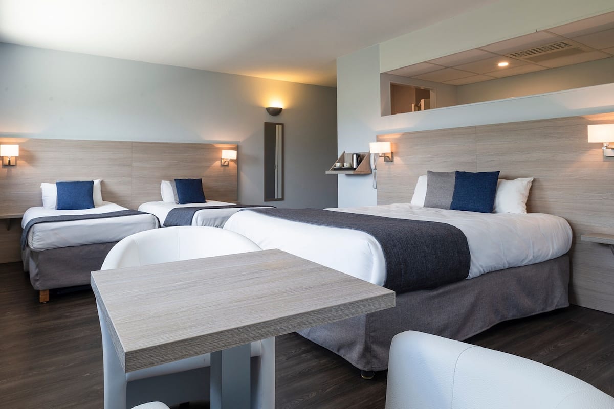 Vierbettzimmer | Schreibtisch, schallisolierte Zimmer, WLAN, Bettwäsche