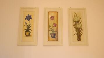 Tres ilustraciones botánicas enmarcadas sobre una pared.