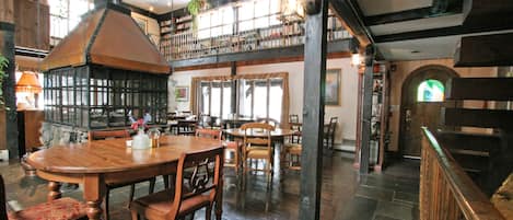 Dinner served, American cuisine