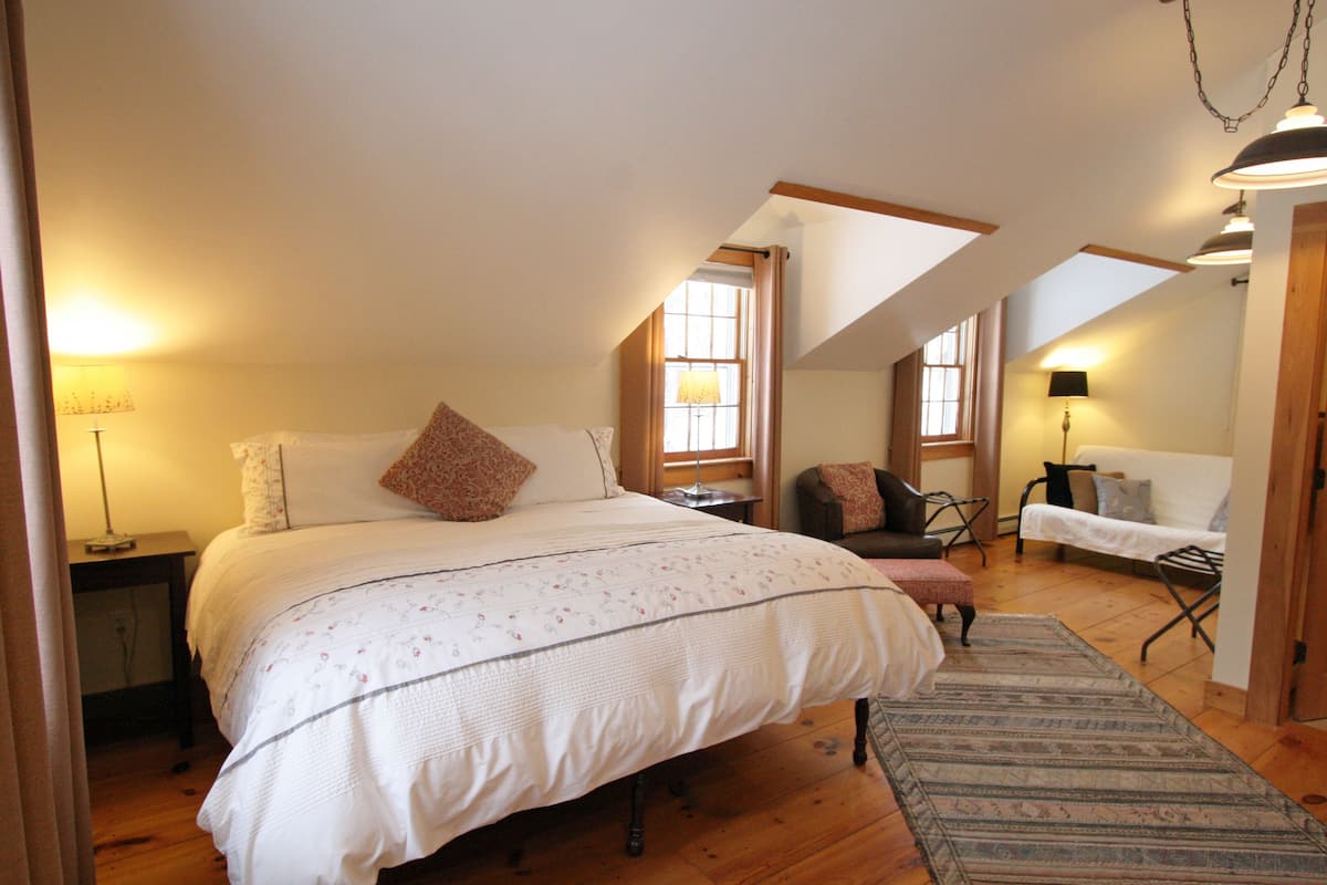 Gabrielle's Loft with refrigerator | Down comforters, iron/ironing board (on request), WiFi (free)