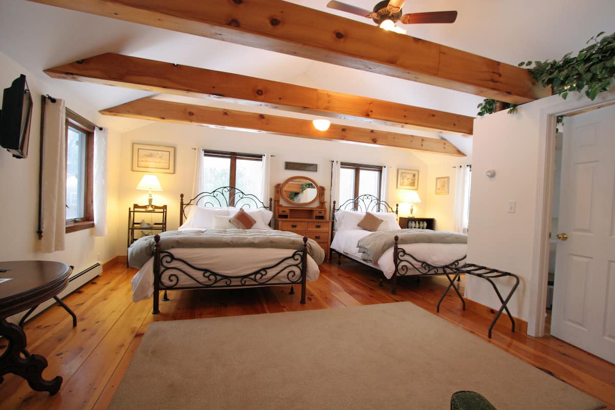 Saco Suite with refrigerator | Down comforters, iron/ironing board (on request), WiFi (free)
