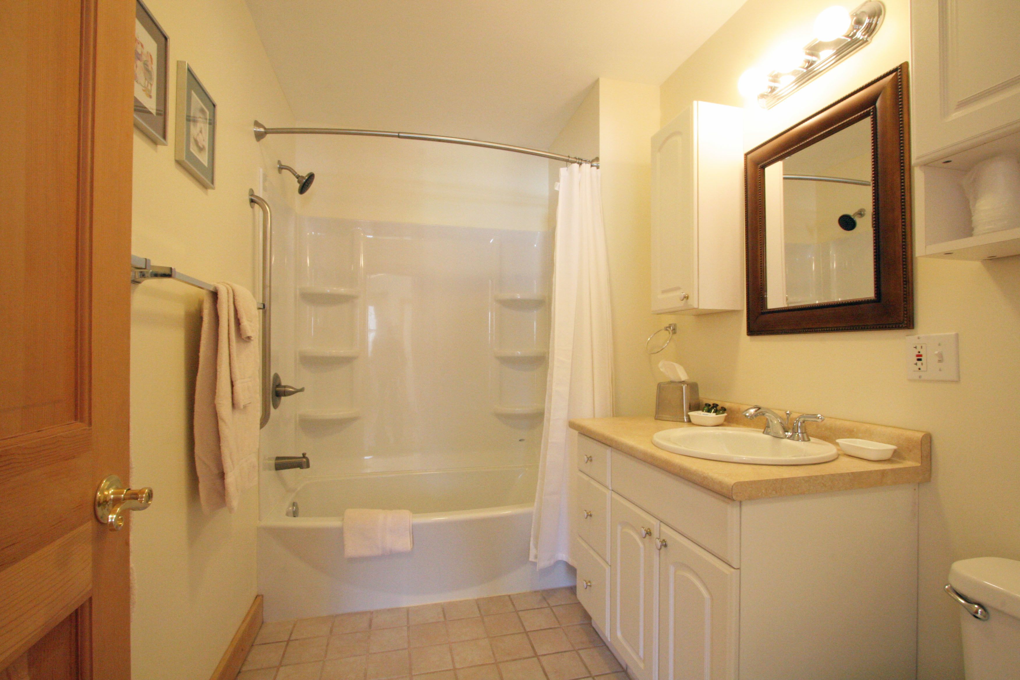 Ein Badezimmer mit Badewanne, Waschbecken und Toilette.