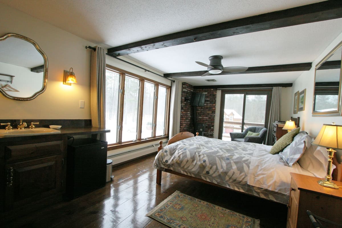 Mt. Washington with refrigerator | Down comforters, iron/ironing board (on request), WiFi (free)