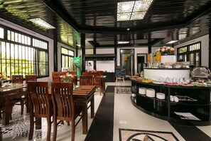 Se sirven desayunos y cocina internacional (con vistas a la piscina) 