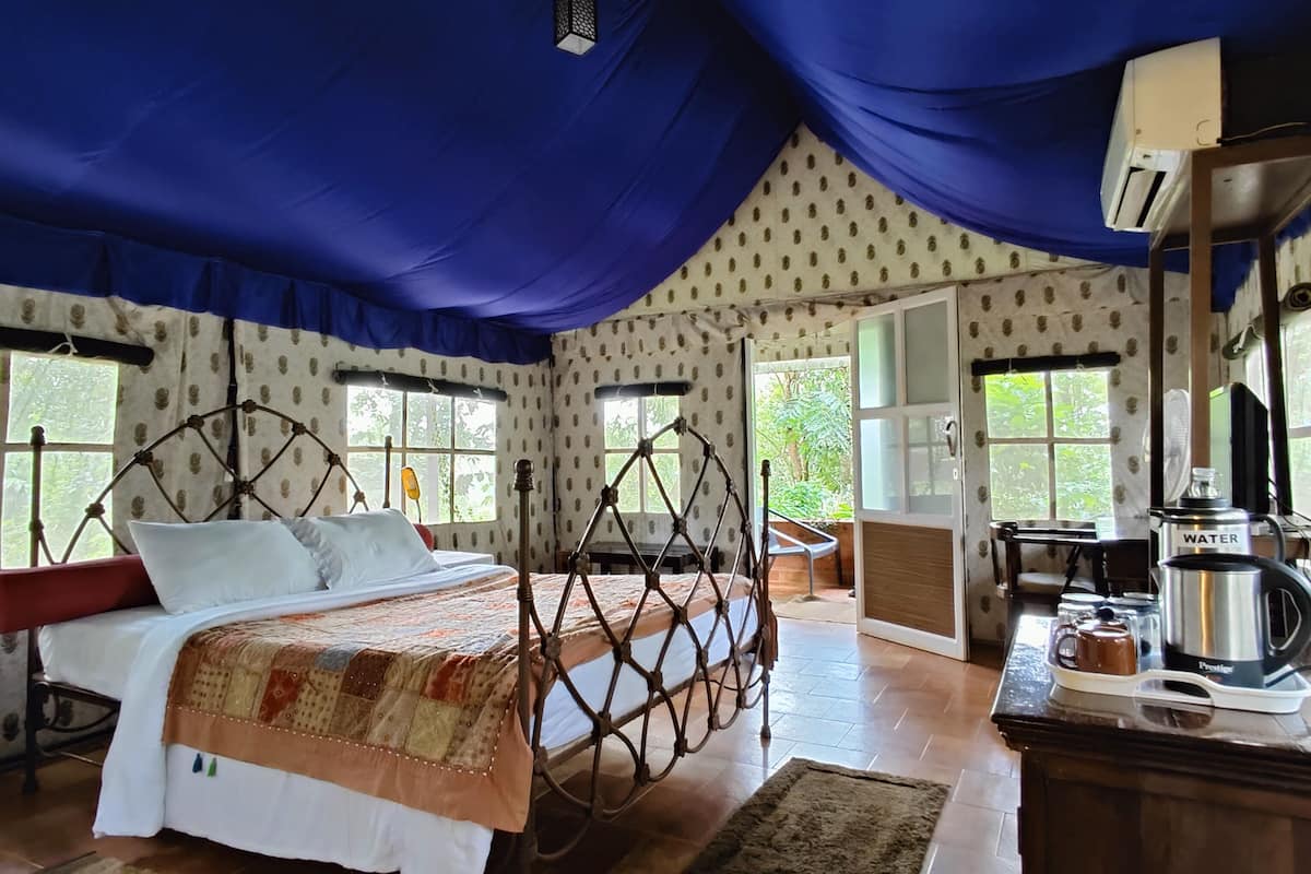 luxury tent | 1 bedroom, premium bedding, desk, soundproofing