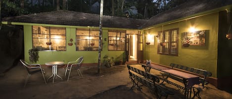 Se sirven desayunos, comidas y cocina india con mesas al aire libre
