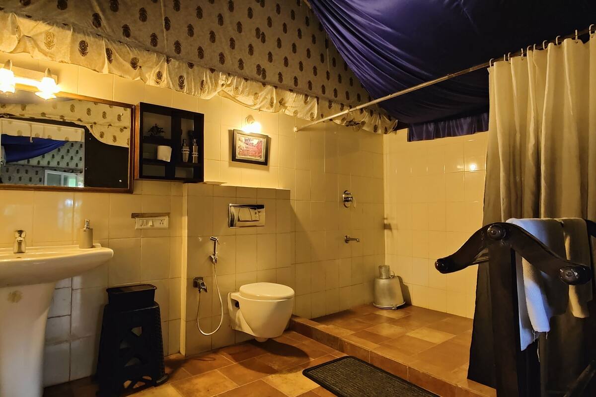 luxury tent | bathroom | bathrobes, towels