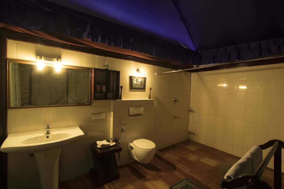 luxury tent | bathroom | bathrobes, towels