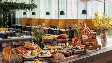 Bữa sáng buffet hàng ngày với phụ phí nhỏ