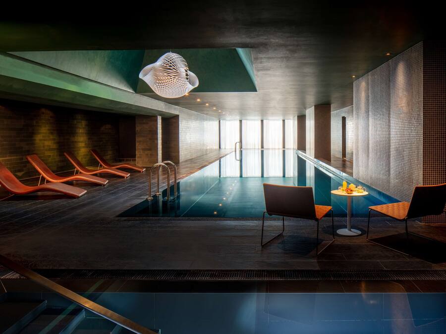 Piscine couverte, chaises longues