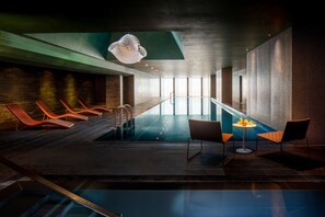 Indoor pool, sun loungers