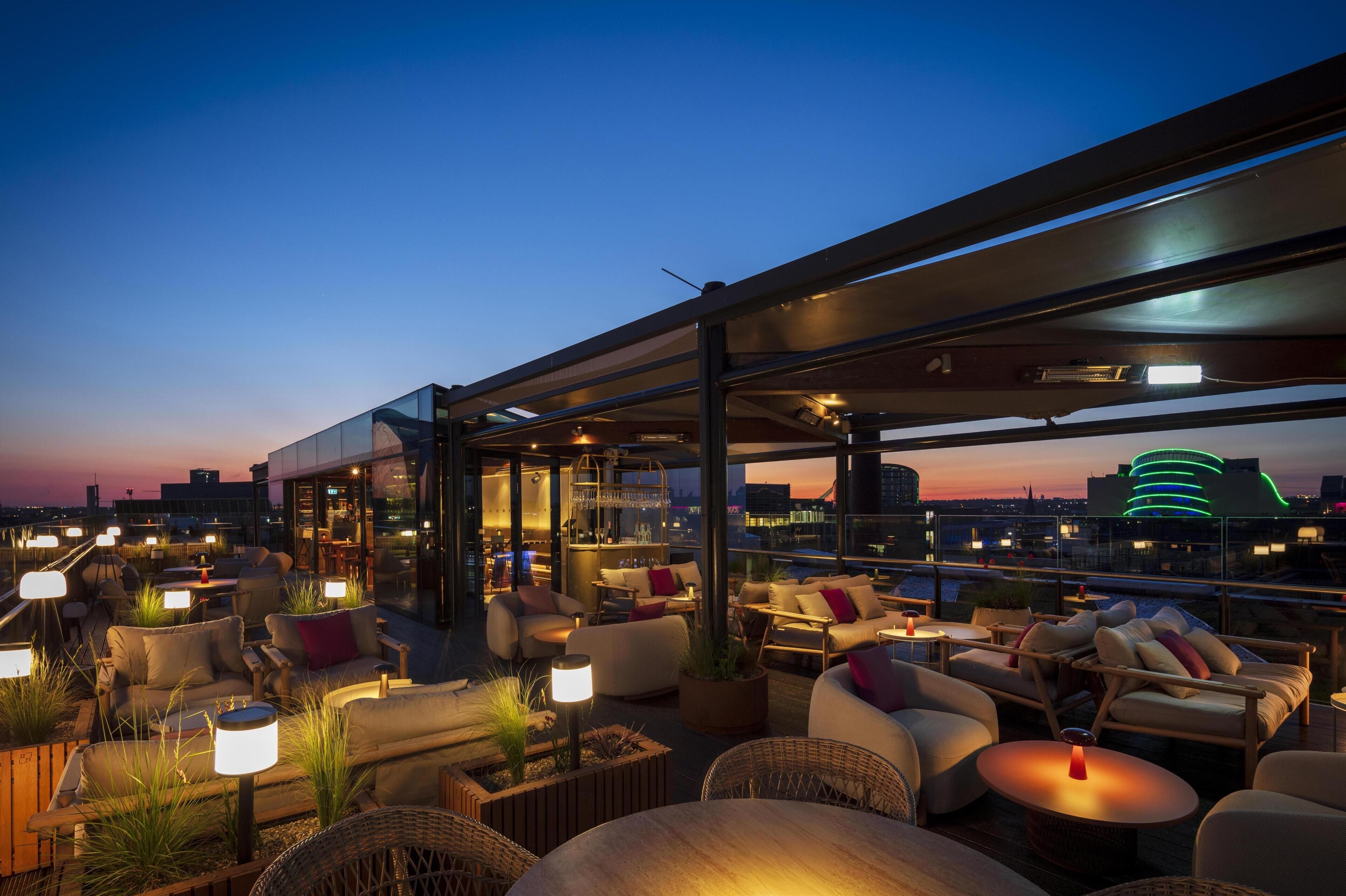 2 bars/lounges, rooftop bar