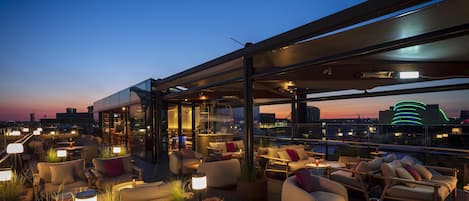 2 bars/lounges, rooftop bar