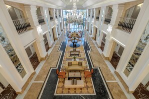 Coin salon dans le hall