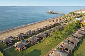Private beach, beach cabanas, sun loungers, beach umbrellas - DOBEDAN EXCLUSIVE HOTEL & SPA (Serik)