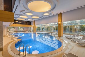 Innenpool, 5 Außenpools, Sonnenschirme, Liegestühle