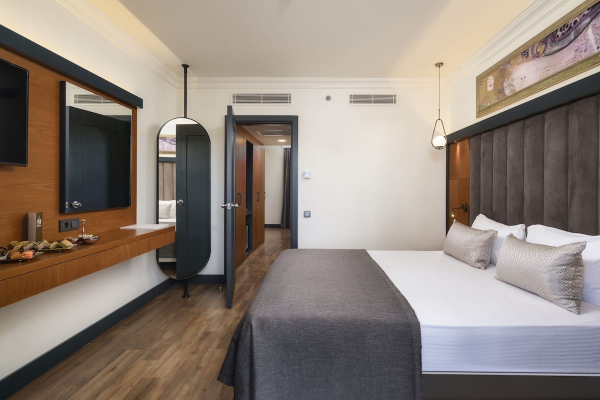 Family Room With 2 Bedrooms | Premium bedding, minibar (free items), in-room safe, desk