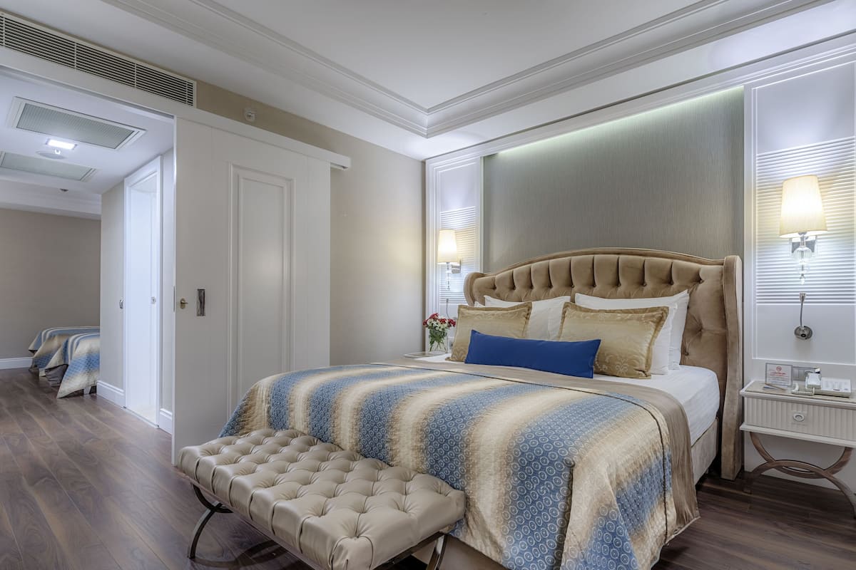 Deluxe Family Room With 2 Bedrooms | Premium bedding, minibar (free items), in-room safe, desk