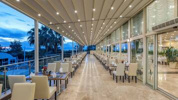 8 restaurants, breakfast, lunch, dinner served; international cuisine