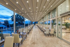 8 restaurants, breakfast, lunch, dinner served; international cuisine 