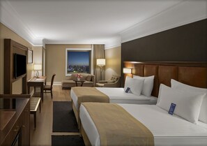 高档床上用品、迷你吧、客房内保险箱、隔音