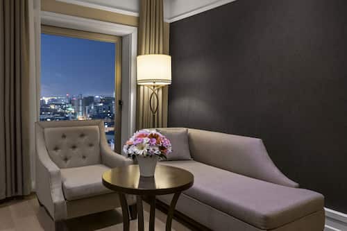 Roupas de cama premium, frigobar, cofres nos quartos