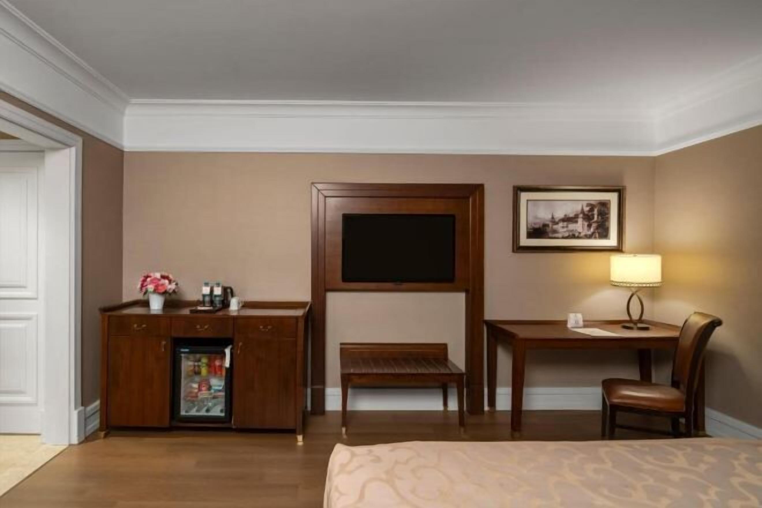 Bộ đồ giường cao cấp, minibar, két bảo mật tại phòng 