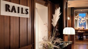 朝食、ランチ、ディナーに営業