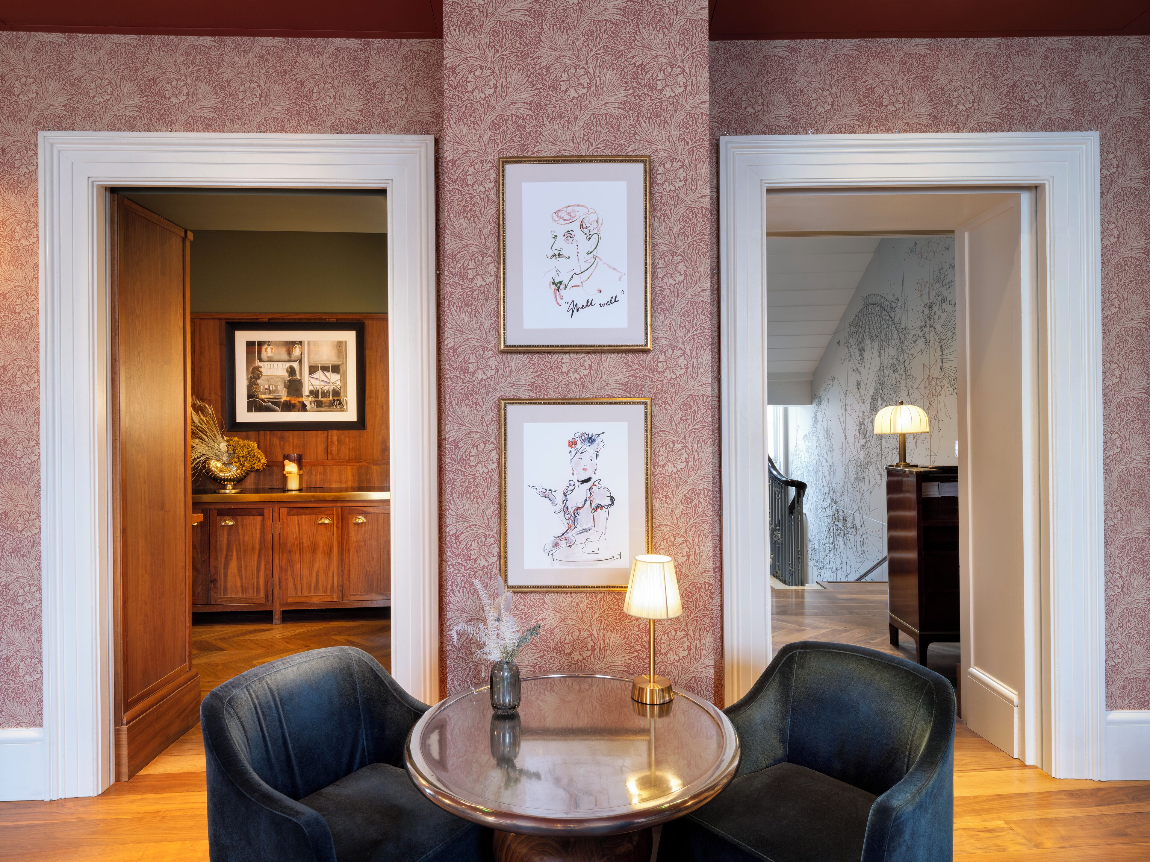 2 bars/lounges, cocktail bar