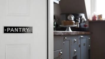 Una cocina con un cartel en la pared que dice 'PANTRY'.