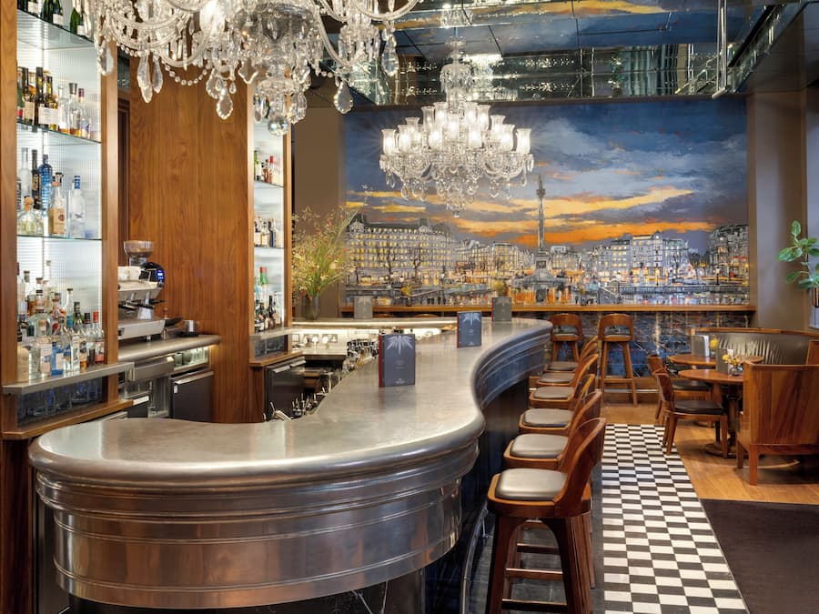 2 bars/lounges, cocktail bar