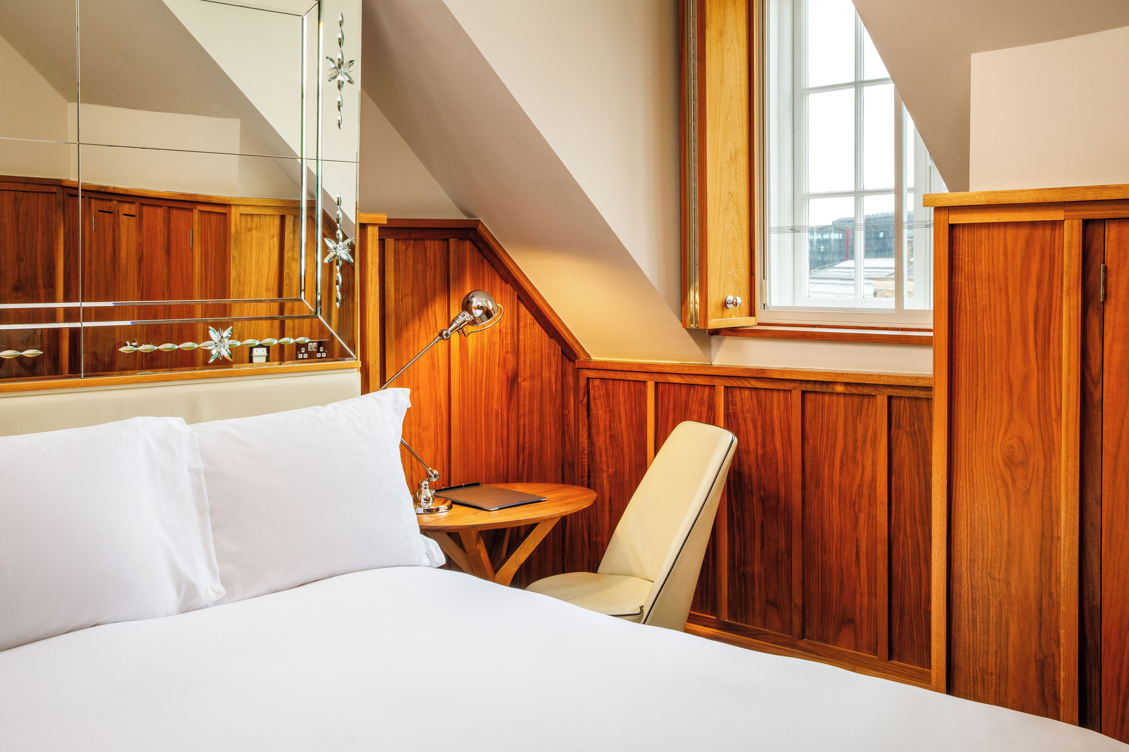 edwardian, guest room, queen, high floor | bathroom | designer toiletries, hair dryer, bathrobes, slippers