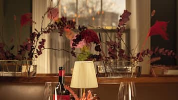 Breakfast, lunch, dinner served; British cuisine