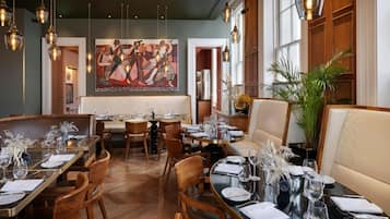 Se sirven desayunos, comidas, cenas y cocina británica