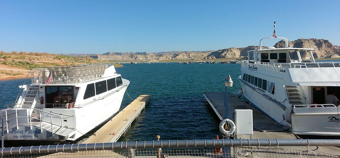Un port de plaisance avec deux bateaux amarrés à un quai.