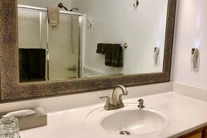 Standaard kamer, 1 kingsize bed, en-suite badkamer | Badkamer | Een bad/douchecombinatie, gratis toiletartikelen, een haardroger
