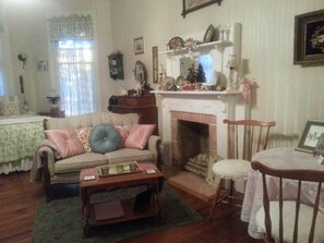 Kamar Triple Comfort, ensuite (Walton Romance Room)