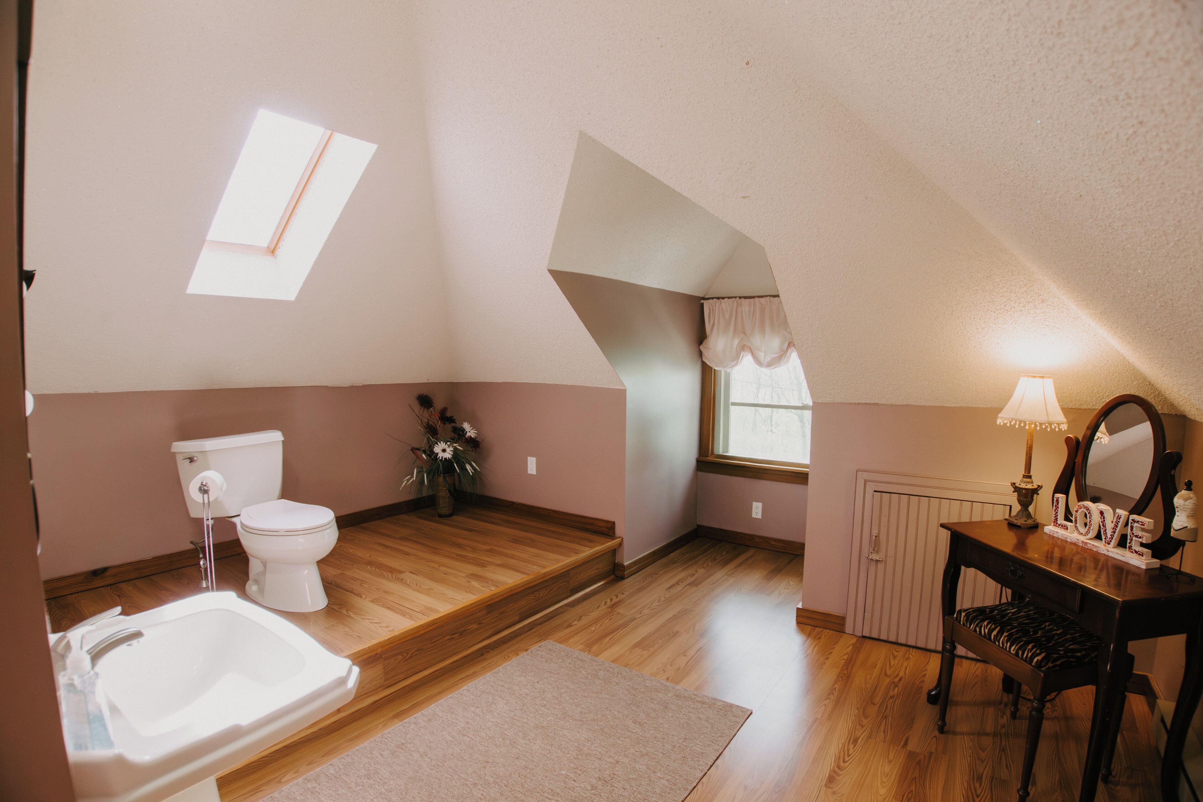 Honeymoon Suite, 1 King Bed, Non Smoking | Bathroom | Shower, designer toiletries, hair dryer, bathrobes