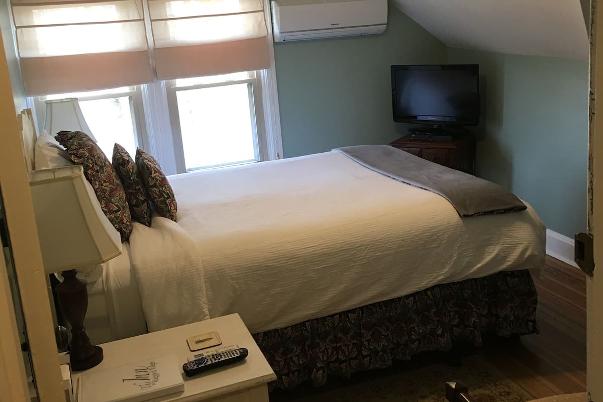 Signature Room, 1 Queen Bed ( Rae's Creek) | Premium bedding, pillowtop beds, individually decorated