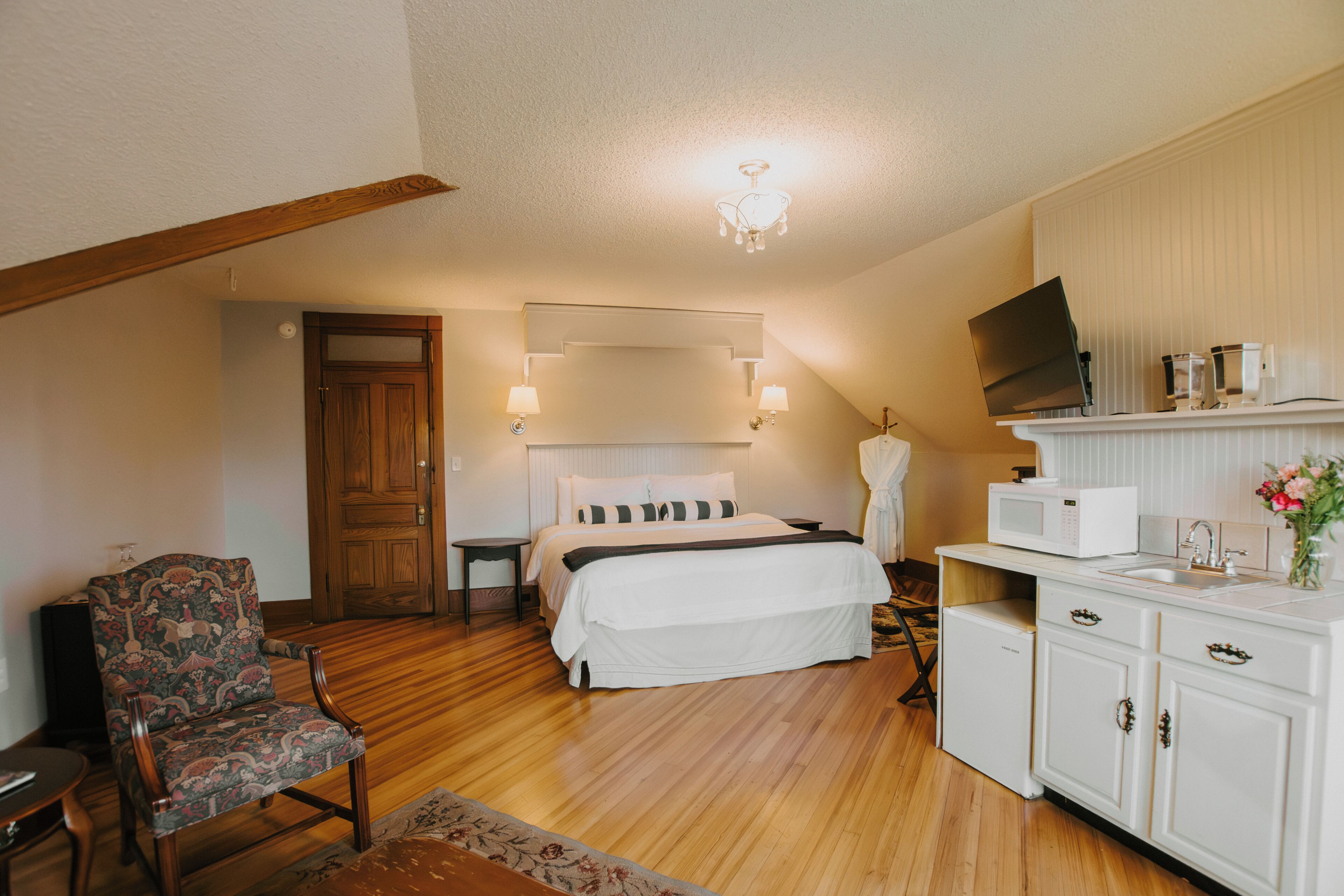 Presidential Room, Non Smoking, Private Bathroom (Kennedy) | Premium bedding, pillow-top beds, individually decorated